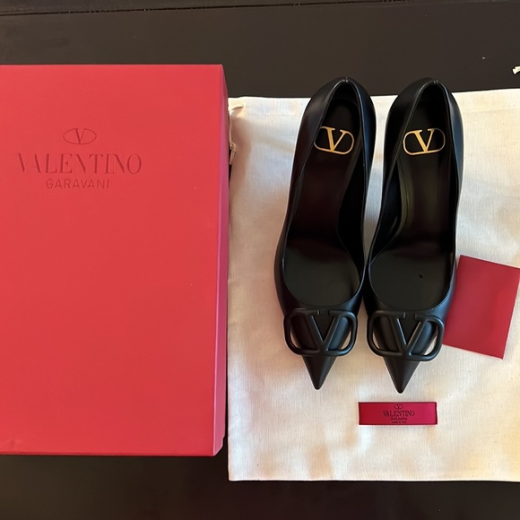 New VALENTINO GARAVANI V Logo Signature Black Leather Pumps EUR 37 N/B - Picture 6 of 16